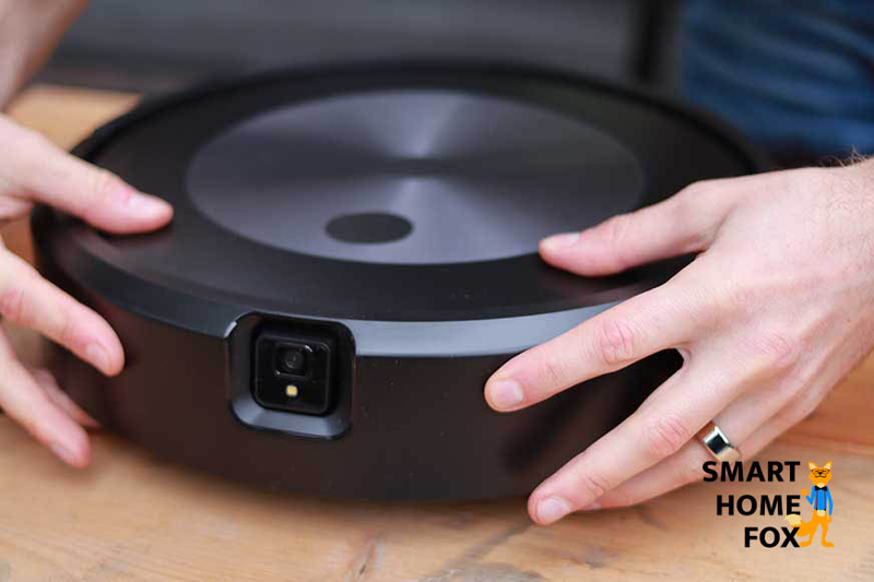 Крупный план iRobot Roomba j7+ с распознаванием объектов с помощью камеры.